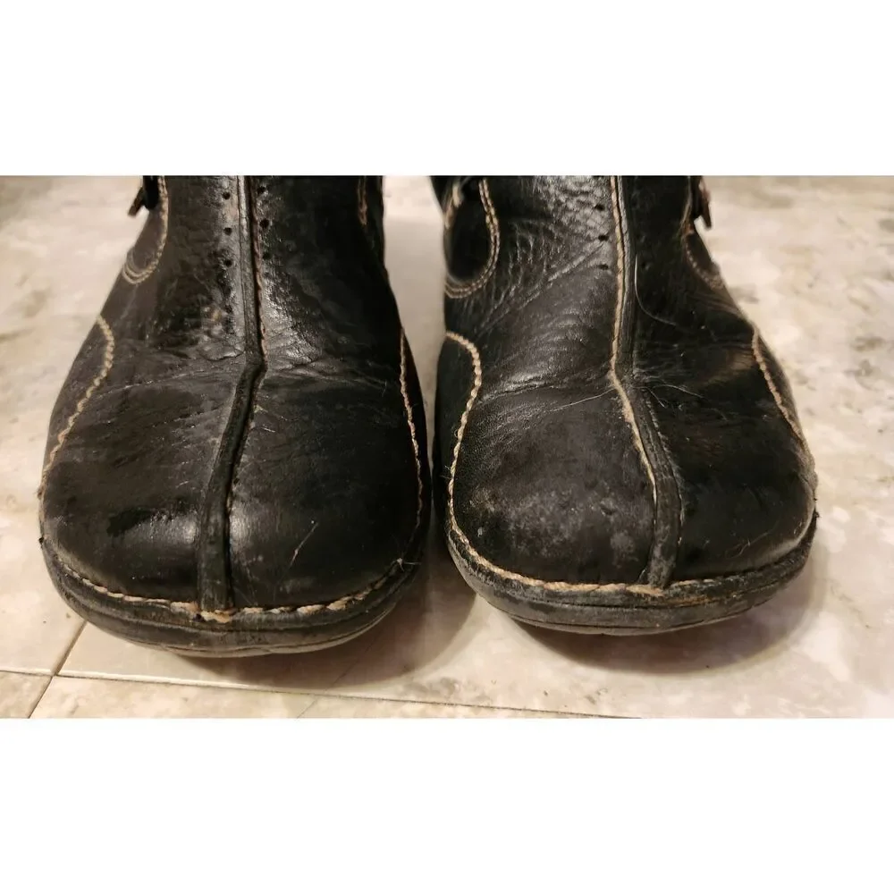 Structured Clarks black leather slip on casual shoes w/accent buttons & stitches